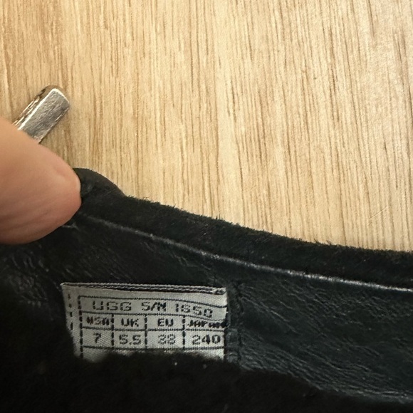 UGG women’s black fur lined moccasins size 7 - Picture 7 of 8